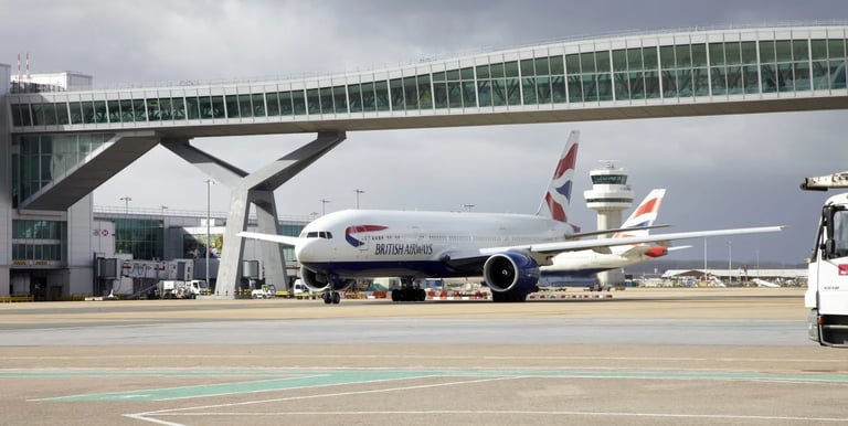 Flugzeug vor dem Terminal von Gatwick