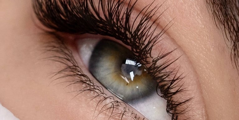 alt="mobile lash technician applying lashes in London home"
