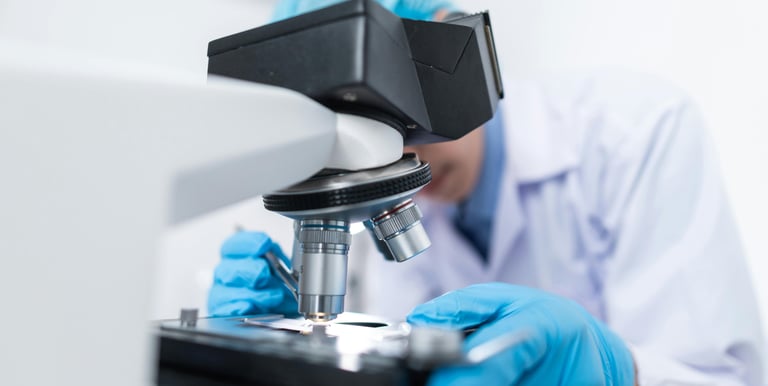 Um pesquisador realizando um experimento científico