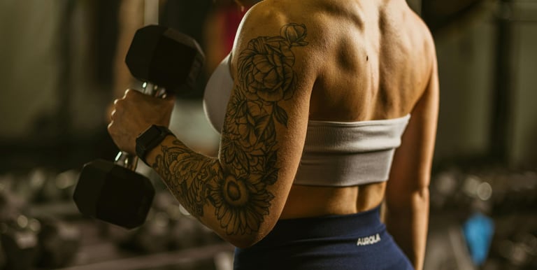 Mulher segurando um halter com a mão esquerda em uma academia