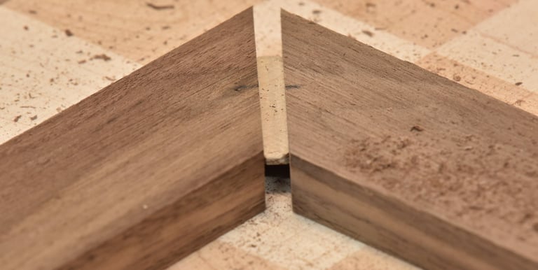 Biscuit joint for a chessboard 