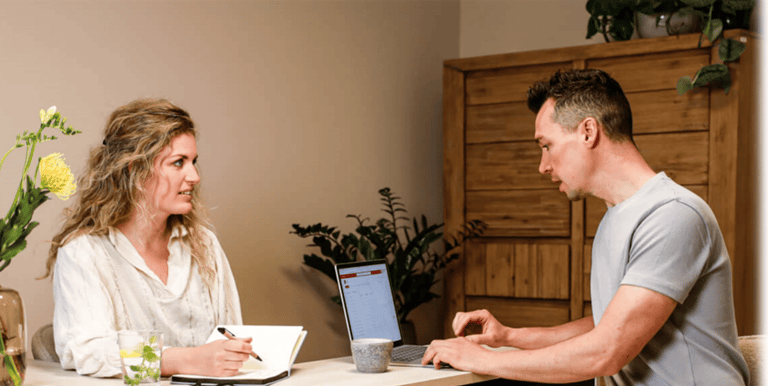 Psychosomatische fysiotherapeut aan het werk