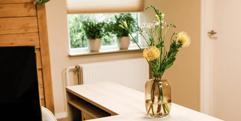 Het kantoor voor ademtherapie met een mooie bloemenvaas op het bureau