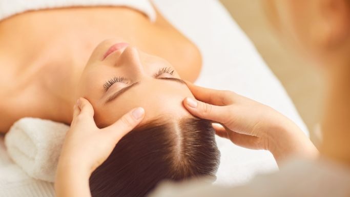 una mujer en la camilla recibiendo terapia Bioenergética craneal con Svitlana Bytka