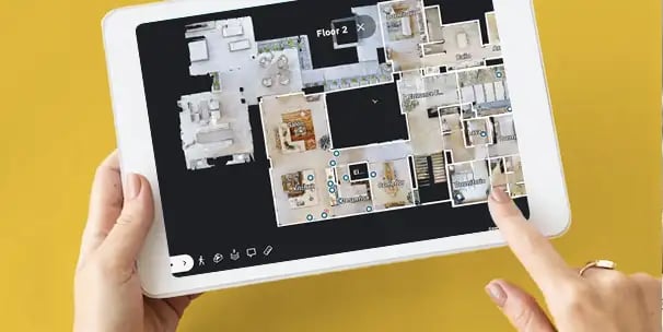 Los clientes ven el tour virtual 360 de Matterport para inmobiliarias