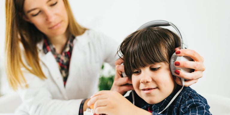 Criança fazendo exame de audiometria condicionada