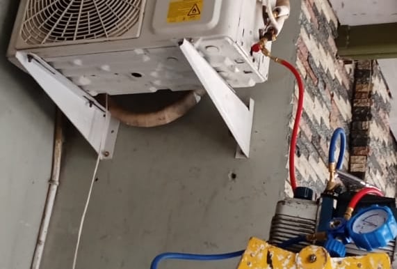 Layanan pemasangan AC oleh teknisi berpengalaman dan terpercaya untuk kebutuhan pendinginan di rumah