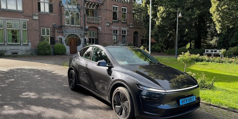 Luxe Tesla taxi Groningen. Electrische taxi. Trouwauto. Uitvaartvervoer