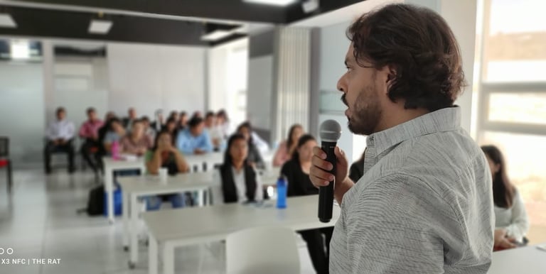 Ponente exponiendo un tema de cursos y capacitaciones 