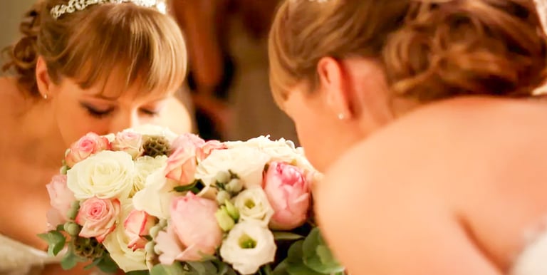 Photo mariage chic : mariée et son bouquet