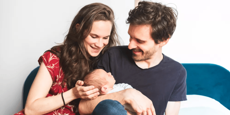 séance photo de naissance, famille réunie en lumière naturelle