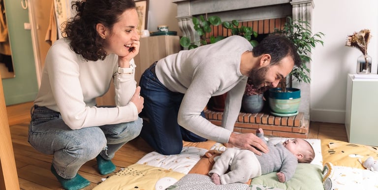 Photographe bébé Paris 12 : séance lifestyle en famille à domicile.