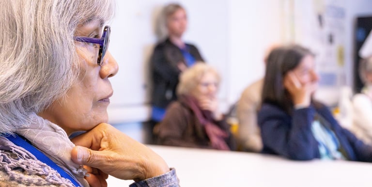 photographe corporate Paris : gros plan public à l'écoute