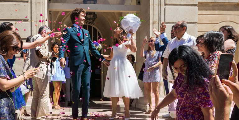 Reportage mariage Paris 14 : sortie de mairie sous les confettis