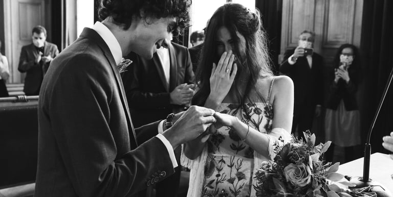 Reportage mariage Nation : échange alliances en noir et blanc