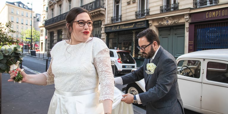 Reportage mariage Paris 9 : mariés arrivent à la mairie