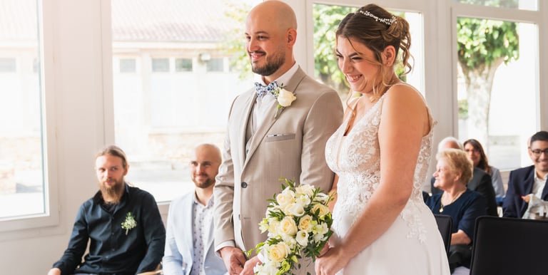 Reportage mariage 77 : mariés souriants devant le maire