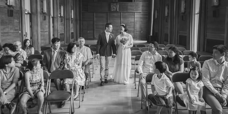 entrée des mariés à la mairie, en noir et blanc