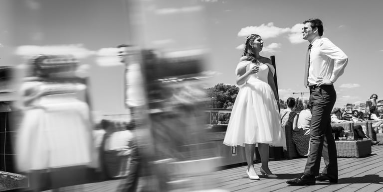 Reportage mariage Seine : mariée et invité en noir et blanc