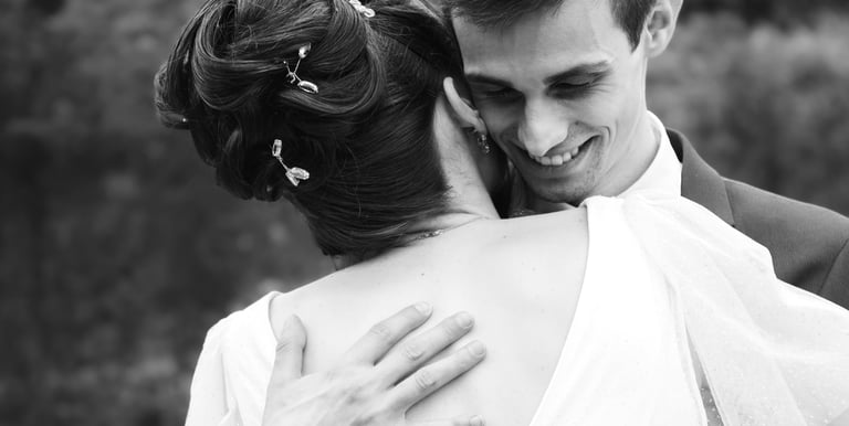 Reportage mariage Paris : câlin de couple en noir et blanc