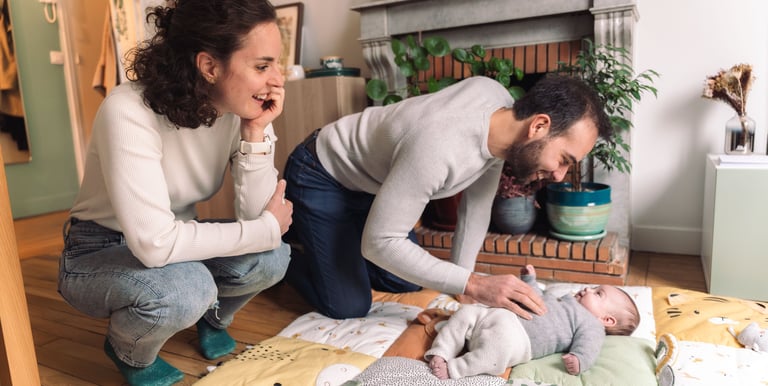 Photographe bébé Paris 12 : séance lifestyle en famille à domicile.