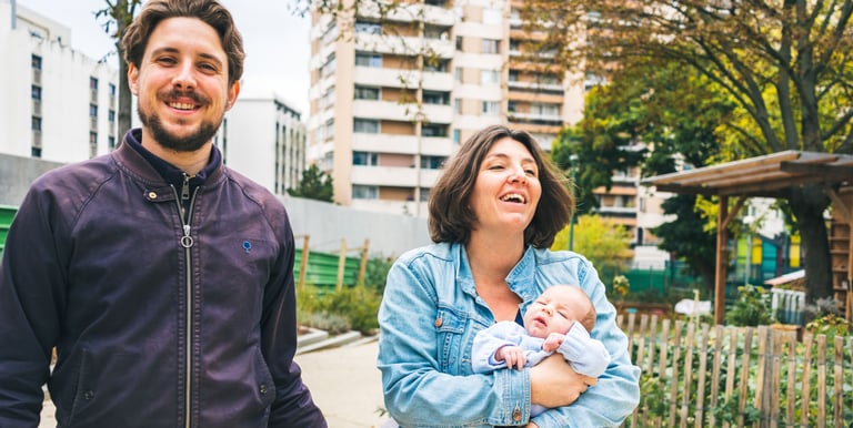 Photographe famille Saint-Ouen : parents et bébé souriants au parc