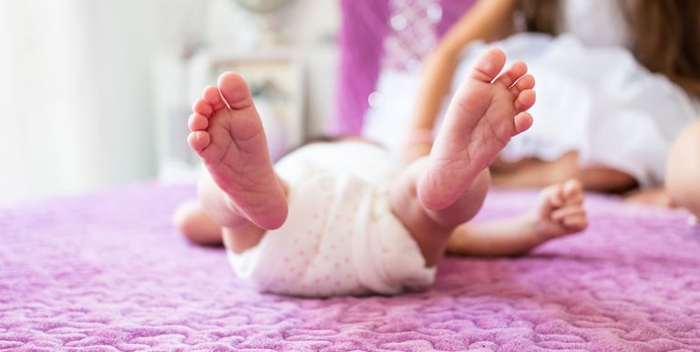photo de naissance à Paris, petits pieds de bébé en lumière naturelle