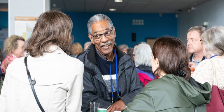 photographe corporate Paris : participants qui échangent