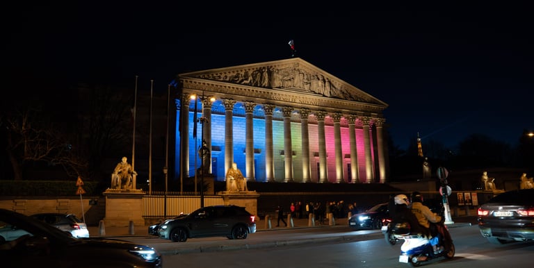 Photographie de l'Assemblée Nationale illuminée en Île-de-France.
