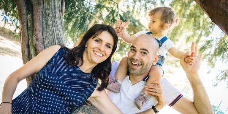 Photographe famille Tournan-en-Brie : parents et enfants souriants