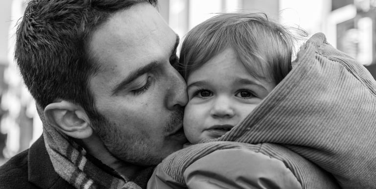 photographe famille 92 : papa et bébé en noir et blanc
