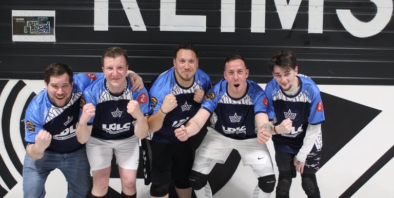 L'équipe d'Esport Virtual Arena, célébrant la victoire d'une compétition