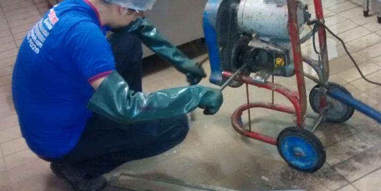 desentupimento de caixa de esgoto