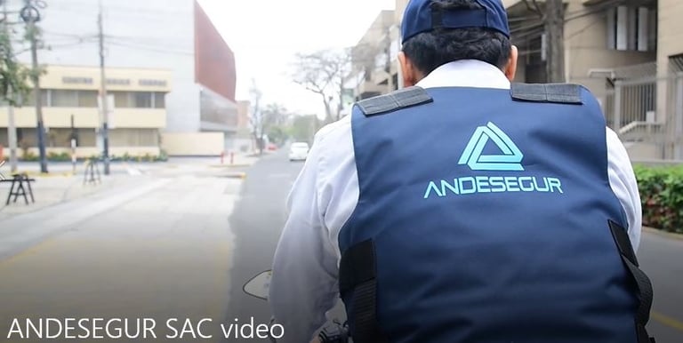Agente de Seguridad Privada recorriendo empresa