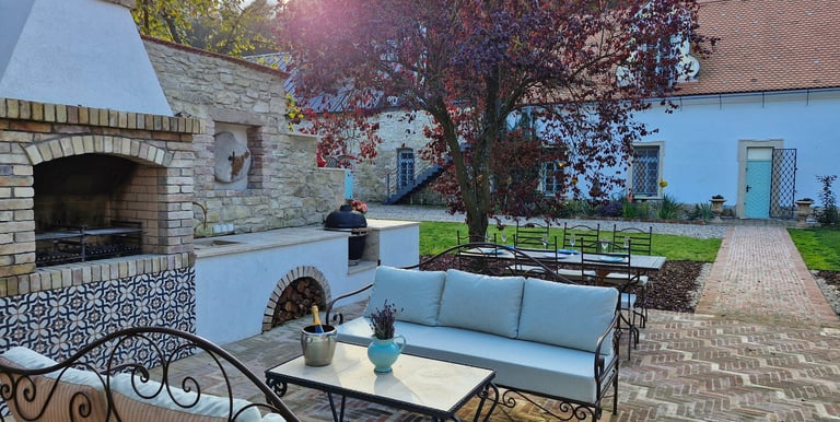 Pronájem svatebního místa s venkovní kuchyní. Svatba v provence stylu. 