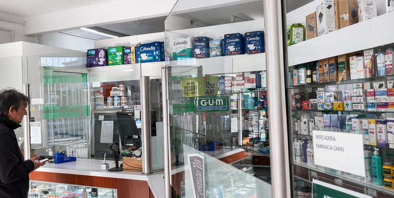 Atención al cliente en Farmacia Carricaburu con venta de productos farmacéuticos