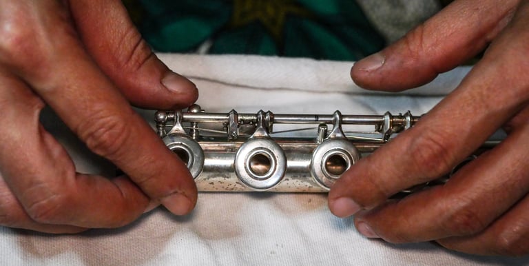 Photo d'une flute en train d'être révisée
