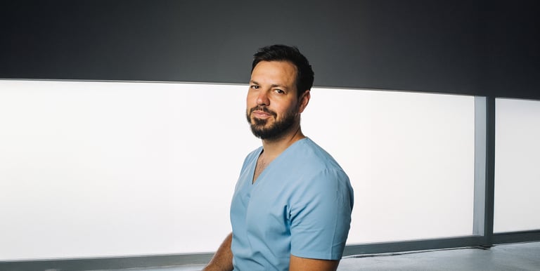Carlos Sastre, especialista en fisioterapia deportiva, sonríe en consulta de Toledo