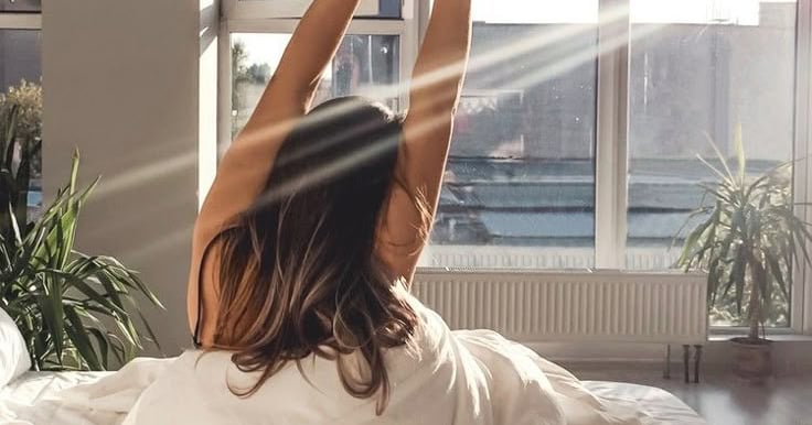 personne apaisée et détendue se réveillant le matin au soleil