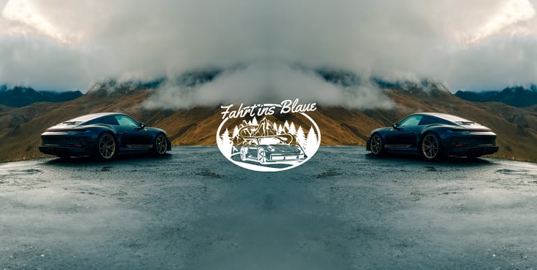 zwei Porsche 911 nebeneinander geparkt am Stelvio Pass