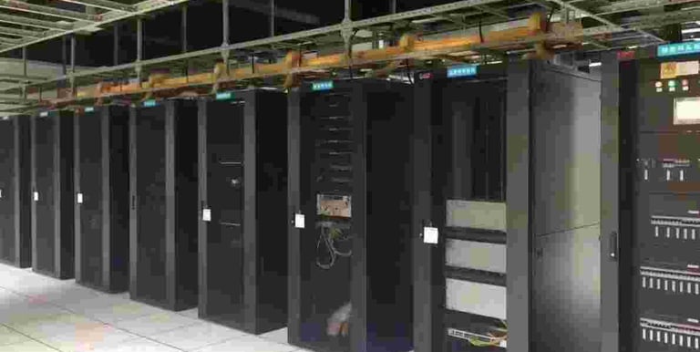 un gran grupo de sala de máquinas y escalera de cables