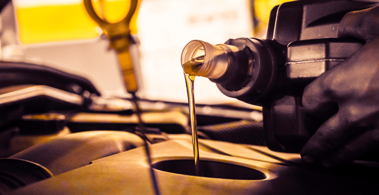 Serviço de troca de óleo realizado com especificação do fabricante em oficina mecânica de São José d