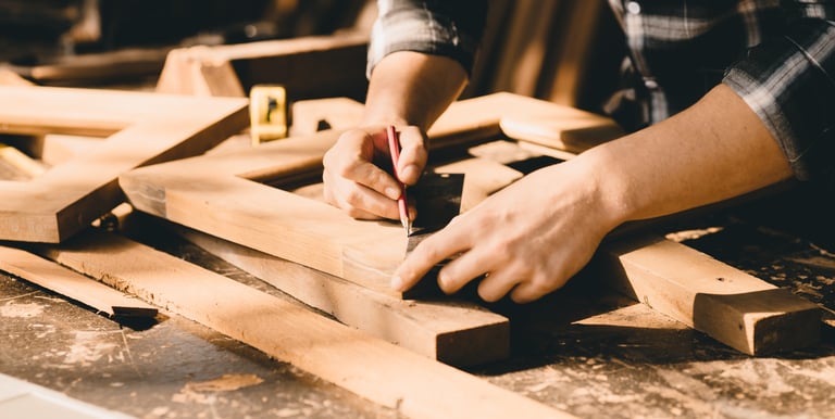 Travail du bois en formation professionnelle d'ébénisterie
