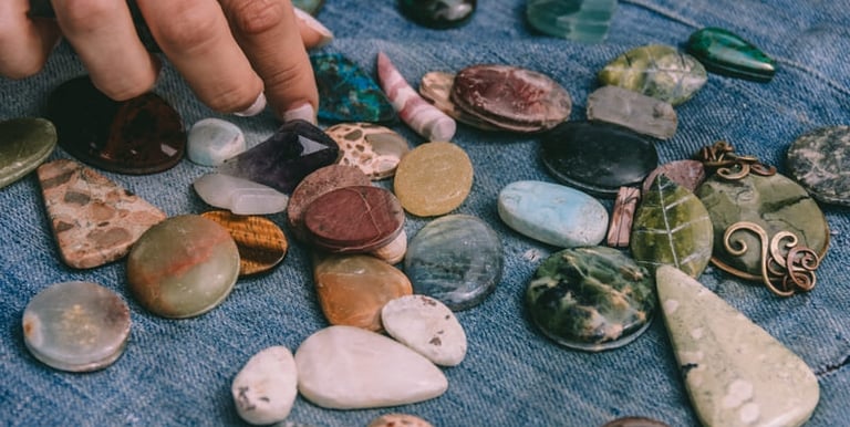 Piedras Naturales sobre una base, siendo elegidas por un artesano