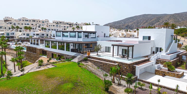 Arcilla restaurant in Macenas within walking distance from Casa Bella Vista, Macenas