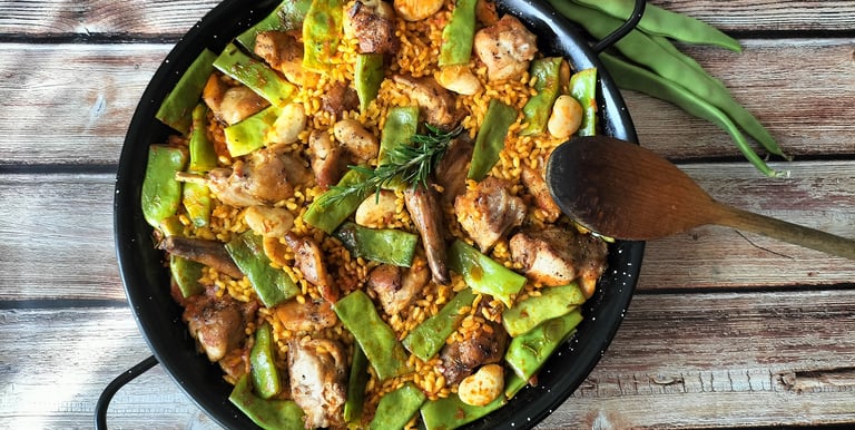 una cacerola de arroz con verduras y hortalizas