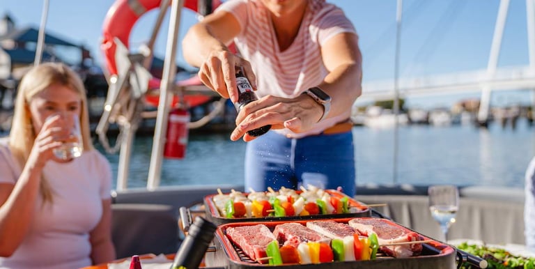 Una mujer está cocinando comida en un barco.