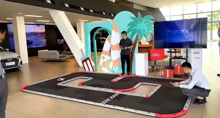 Pista profesional de radio control con coches compitiendo en evento de empresa