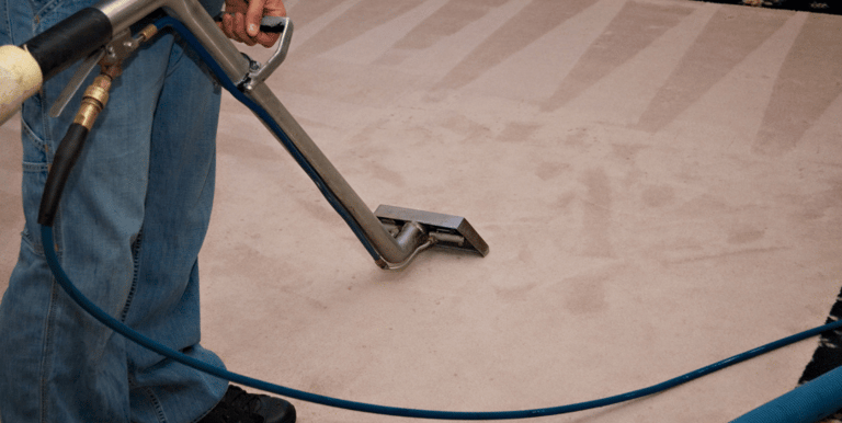 Technicien effectuant un nettoyage de moquette par injection-extraction à Albi