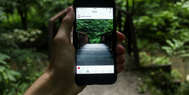 telefono con schermata di Instagram per mostrare servizi digitali online